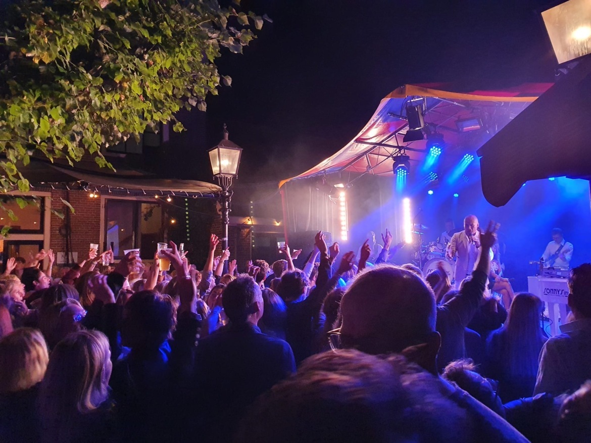 feestweek abcoude het podium in de tuin van de eendracht